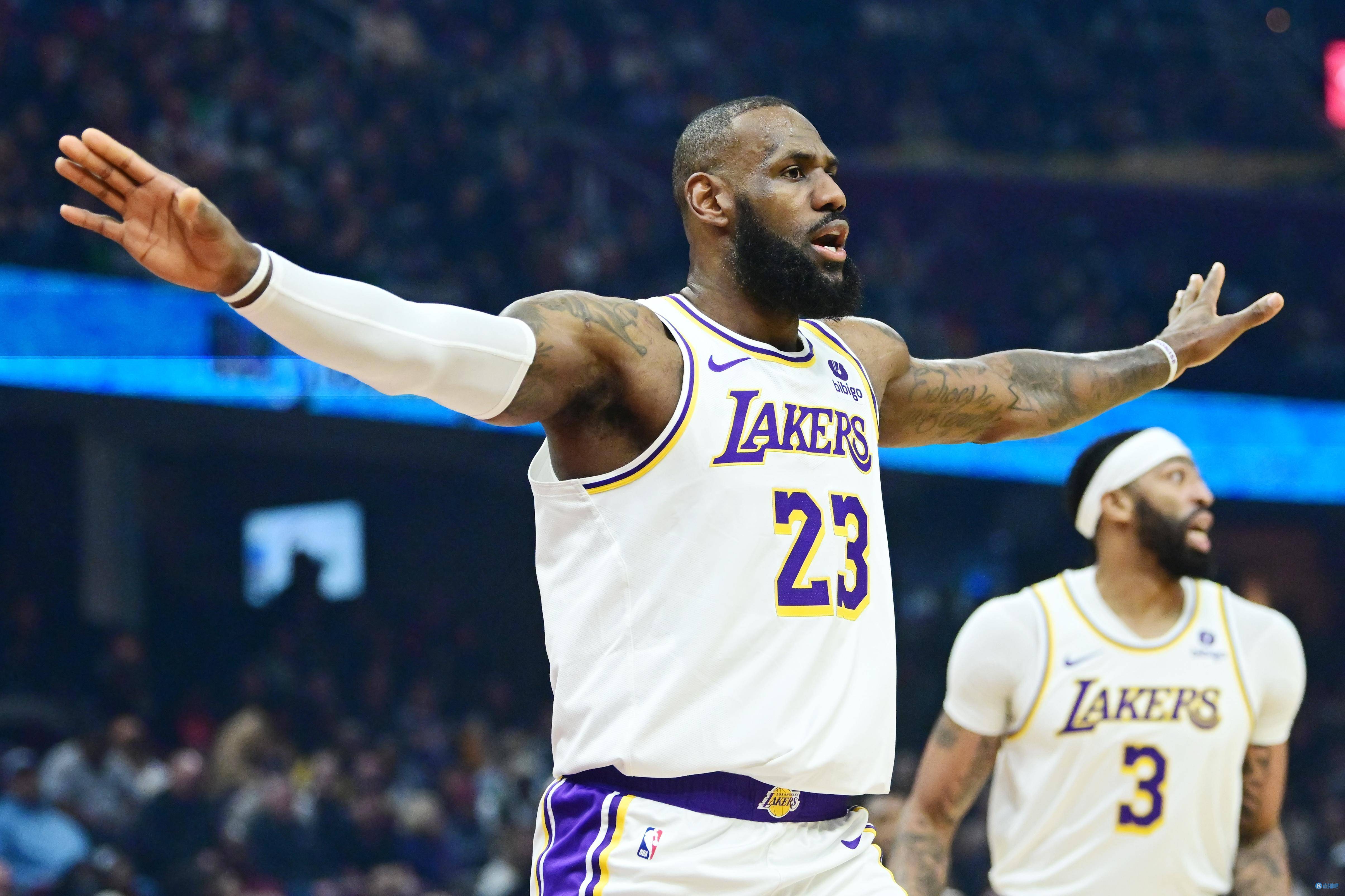 九游体育官网-巴黎技术犯规送分，湖人主帅怒摔战术板！！