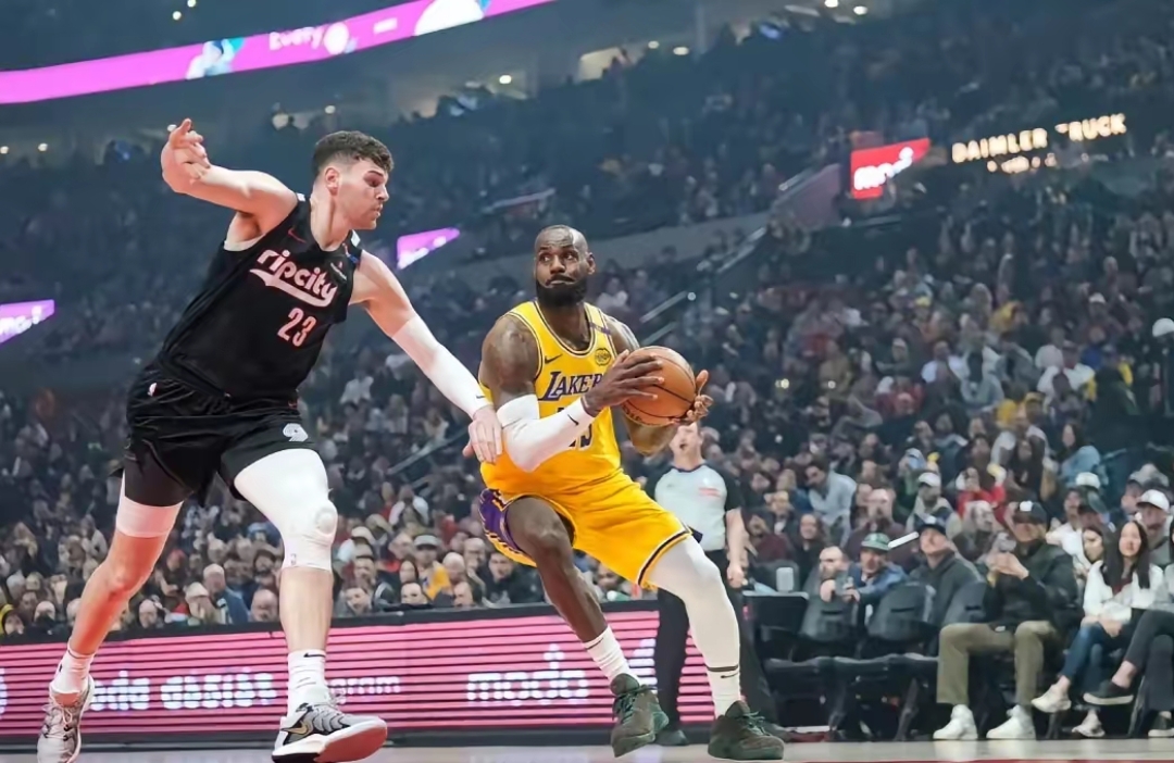 九游体育官网-詹姆斯对阵利物浦展开拉锯大战，最终险胜对手